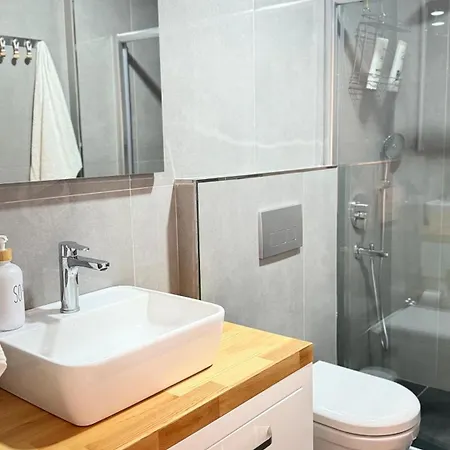 Beautiful With Privat Garden Apartment